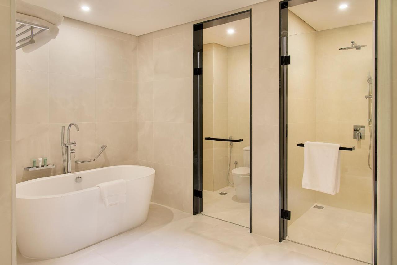 Asiana Grand Hotel Dubaj Kültér fotó A modern bathroom with a shower and a bathtub