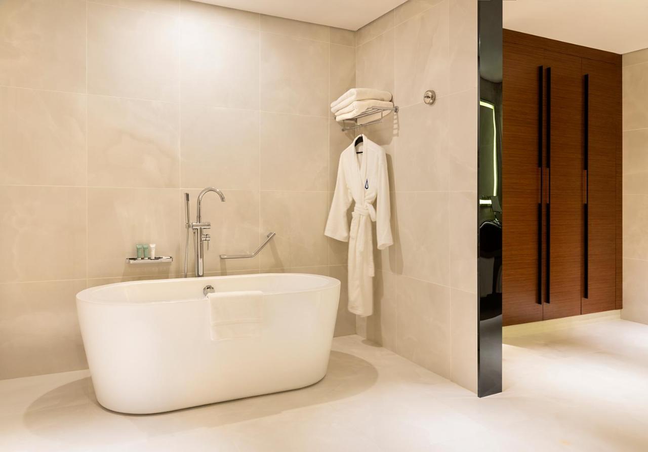 Asiana Grand Hotel Dubaj Kültér fotó A freestanding bathtub