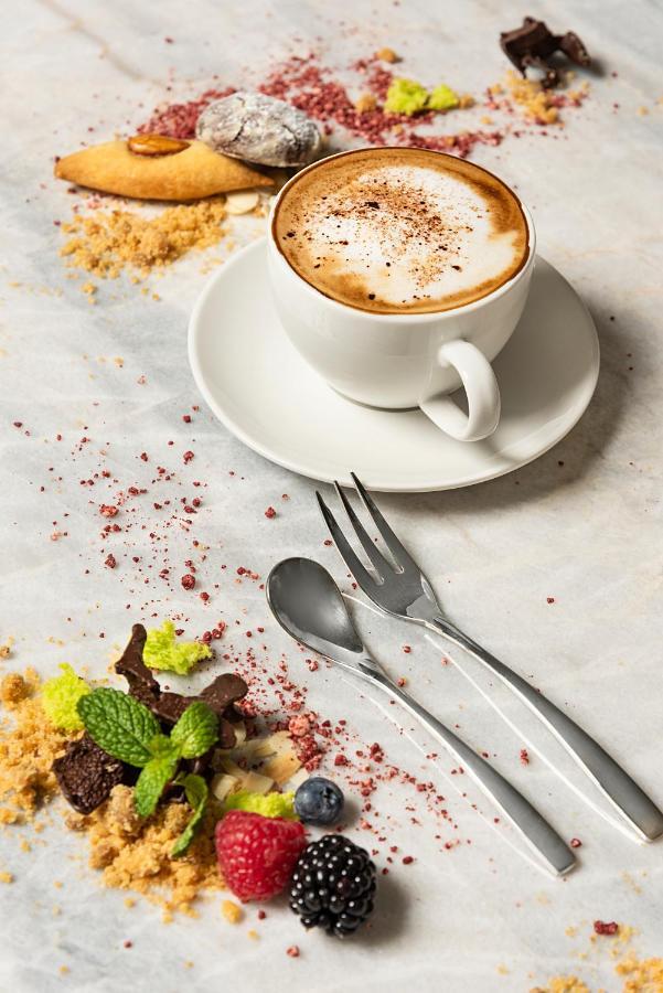 Asiana Grand Hotel Dubaj Kültér fotó A coffee cup with a saucer