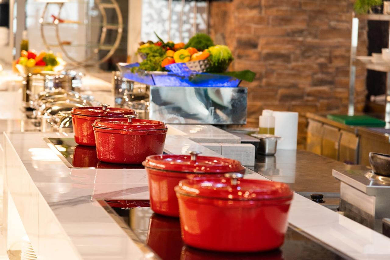 Asiana Grand Hotel Dubaj Kültér fotó Le Creuset cast iron cookware